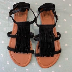 Black fringe flat sandals